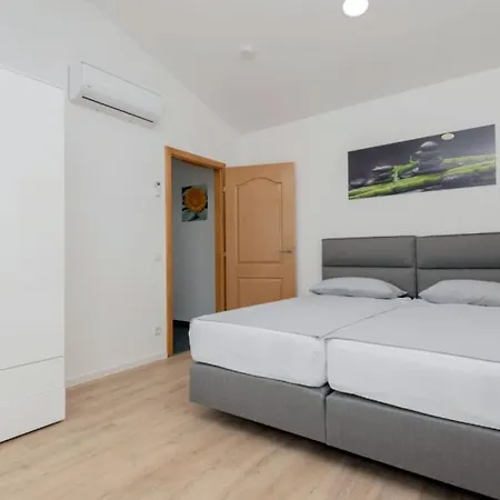 Beautiful Miki With Pool In マカルスカ