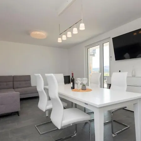 Beautiful Miki With Pool In ヴィラ