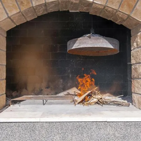 Beautiful Miki With Pool In マカルスカ