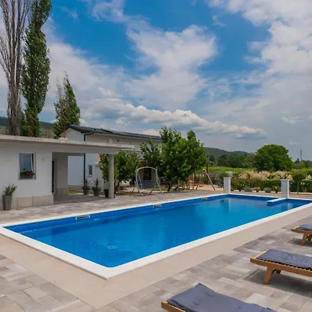 Beautiful Miki With Pool In Villa *