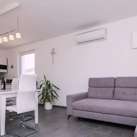 Beautiful Miki With Pool In Villa Makarska