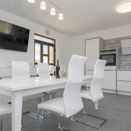 Beautiful Miki With Pool In Makarska